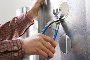 BESSEY_D214_D114/D214_work_man_cut_hole_1_1_1
