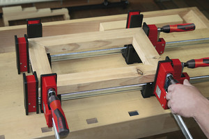 REVO_STEGE/KP_work_man_wood